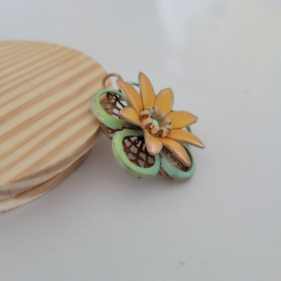 Metal Flower Pendant - Picture 4 of 5